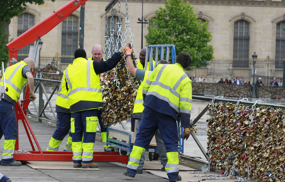 Paris Dit Adieu Aux Cadenas Du Pont Des Arts